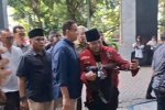 Anies Baswedan (kemeja biru tua) saat hadir di persidangan Tom Lembong