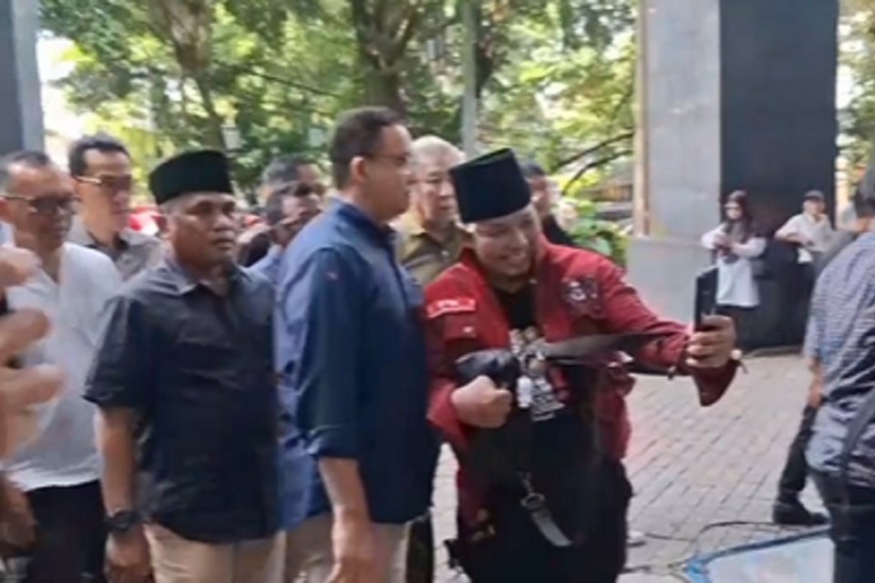 Anies Baswedan (kemeja biru tua) saat hadir di persidangan Tom Lembong. Jakarta, Jumat (18/7). Foto: Ade Rosman/Katadata.co.id 