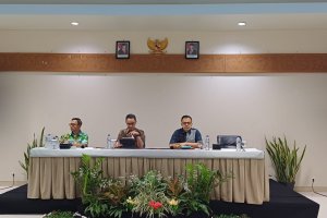 Direktur Departemen Kebijakan Ekonomi dan Moneter (DKEM) Bank Indonesia (BI), Juli Budi Winantya saat Editor Briefing di Labuan Bajo, NTT, Jumat (18/7