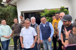 Menteri Energi dan Sumber Daya Mineral (ESDM) Bahlil Lahadalia (tengah) di Jakarta, Jumat (18/7). 
