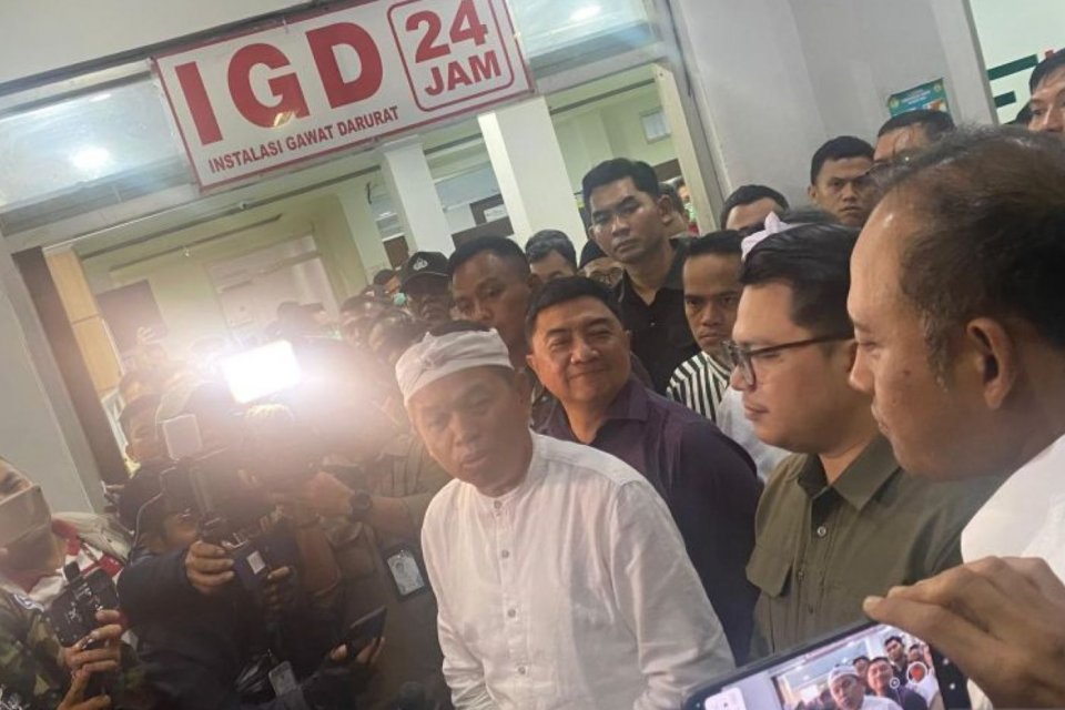 Gubernur Jawa Barat Dedi Mulyadi memberikan keterangan pers usai mengunjungi pasien korban pesta rakyat di RSUD dr Slamet Kabupaten Garut, Jumat (18/7/2025) malam.