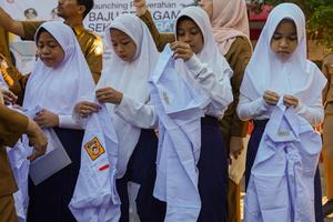 Pembagian seragam sekolah gratis di Makassar