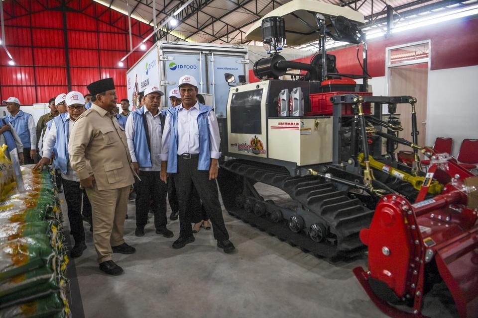 Presiden Prabowo Subianto (kedua kiri) didampingi Menko Bidang Pangan Zulkifli Hasan (kiri), Menteri Pertanian Andi Amran Sulaiman (kanan), Menteri Koperasi Budi Arie (kedua kanan) meninjau gudang koperasi usai peluncuran Koperasi Desa/Kelurahan Merah Put