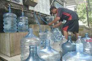 Layanan air minum gratis di Rawamangun