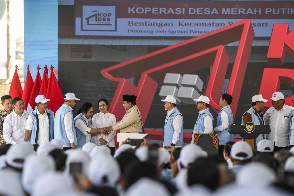 Presiden Prabowo Subianto (tengah) didampingi (dari kiri) Ketua Komisi I DPR Utut Adianto, Mendagri Tito Karnavian, Menteri Koperasi Budi Arie Setiadi, Ketua Komisi IV DPR Titiek Soeharto, Ketua DPR Puan Maharani, Menko Bidang Pangan Zulkifli Hasan, Mente