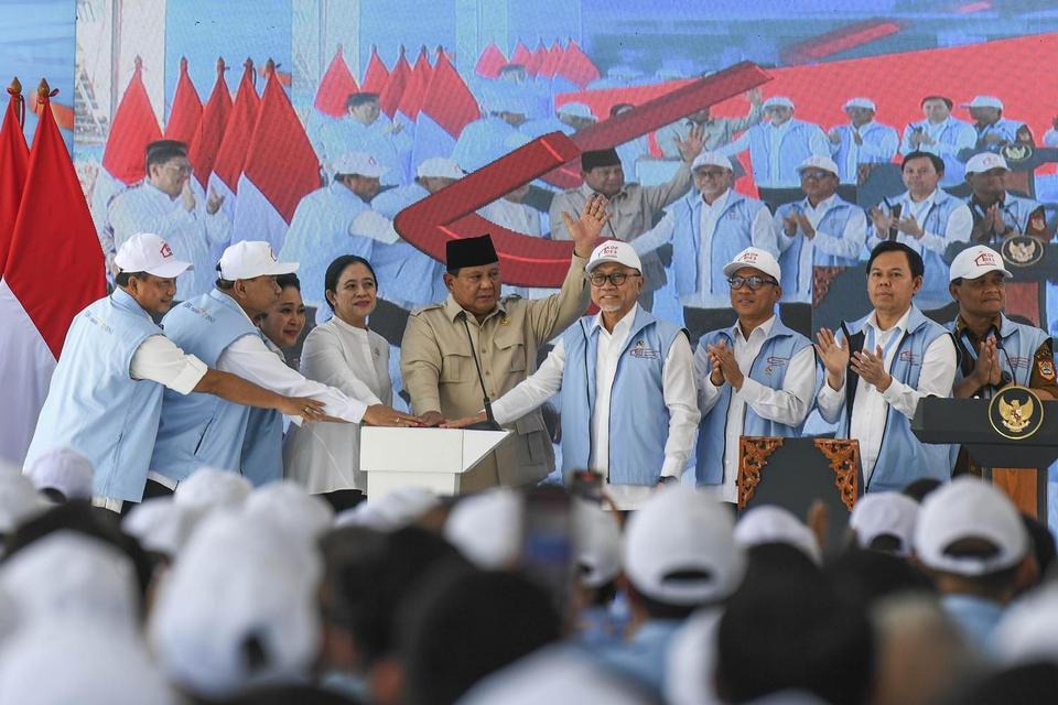 Presiden Prabowo Subianto (tengah) didampingi (dari kiri) Mendagri Tito Karnavian, Menteri Koperasi Budi Arie Setiadi, Ketua Komisi IV DPR Titiek Soeharto, Ketua DPR Puan Maharani, Menko Bidang Pangan Zulkifli Hasan, Menteri Desa dan Pembangunan Daerah Te