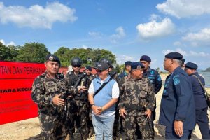 Dirjen PSDKP Pung Nugroho Saksono berbincang dengan pengelola Pulau Kapal Besar usai