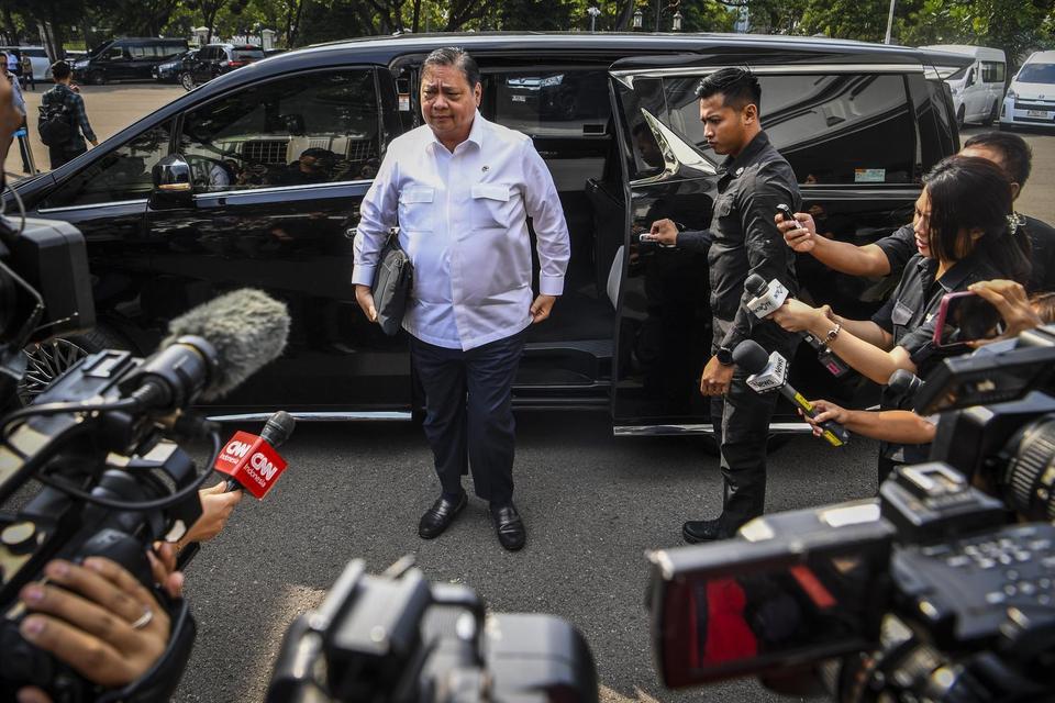 Menteri Koordinator Bidang Perekonomian Airlangga Hartarto bersiap mengikuti rapat terbatas yang dipimpin Presiden Prabowo Subianto di Istana Kepresidenan, Jakarta, Selasa (22/7/2025). Rapat terbatas tersebut membahas Kawasan Ekonomi Khusus.