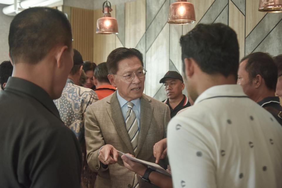 Vice Chairman Lippo Grup James Riady (tengah) menjawab pertanyaan konsumen Apartemen Meikarta saat mediasi di Cikarang Pusat, Kabupaten Bekasi, Jawa Barat, Selasa (22/7/2025). Kementerian Perumahan dan Kawasan Permukiman (PKP) melakukan mediasi antara kon