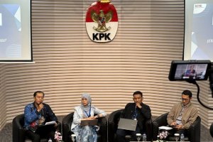 Kepala Bagian Perancangan Peraturan Biro Hukum KPK Imam Akbar Wahyu Nuryamto (kiri) di Gedung Merah Putih, Jakarta, Selasa (22/7).