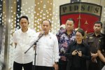 Kepala Pusat Penerangan Hukum Kejaksaan Agung Anang Supriatna (kedua dari kiri) saat konferensi pers hari Senin (21/7).