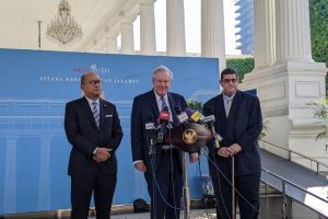 Chairman and Editor in Chief Forbes Magazine Steve Forbes (tengah) di Istana Kepresidenan, Jakarta, Rabu (23/7). 
