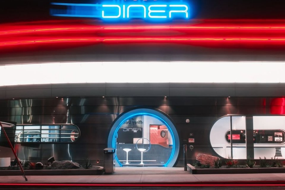 Tesla membuka restoran ‘Tesla Diner & Drive-In’ di Hollywood. Restoran bergaya futuristik ini mengerahkan berbagai teknologi, termasuk robot Optimus untuk melayani pengunjung.