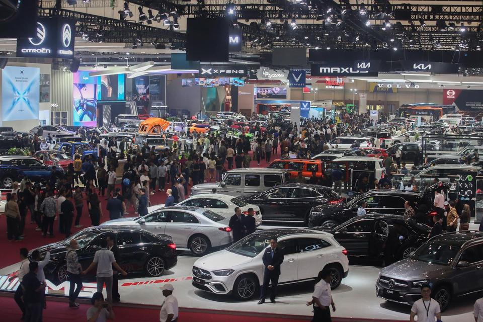 Pengunjung memadati ruang pamer mobil yang hadir diajang pameran automotif Gaikindo Indonesia International Auto Show (GIIAS) 2025 di Indonesia Convention Exhibition (ICE) BSD, Serpong, Kabupaten Tangerang, Banten, Kamis (24/7/2025). GAIKINDO selaku penye