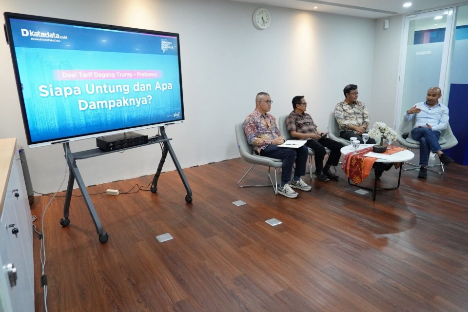 Pemimpin Redaksi Katadata Yura Syahrul (kanan) memandu Katadata Policy Dialogue bertajuk \"Deal Tarif Dagang Trump - Prabowo: Siapa Untung dan Apa Dampaknya?\" di Kantor Katadata, Jakarta, Kamis (24/7).