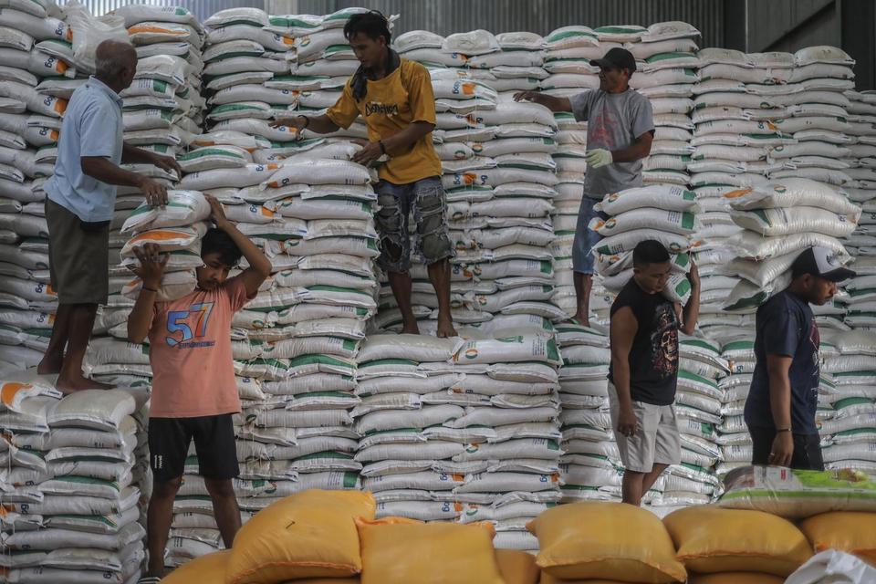 Sejumlah pekerja melakukan bongkar muat beras di Pergudangan Cabang Bulog Ternate, Maluku Utara, Jumat (25/7/2025). Pemerintah mencatat ketersedian cadangan beras di gudang pemerintah mencapai 4,2 juta ton atau naik 48 persen sehingga Indonesia telah menc