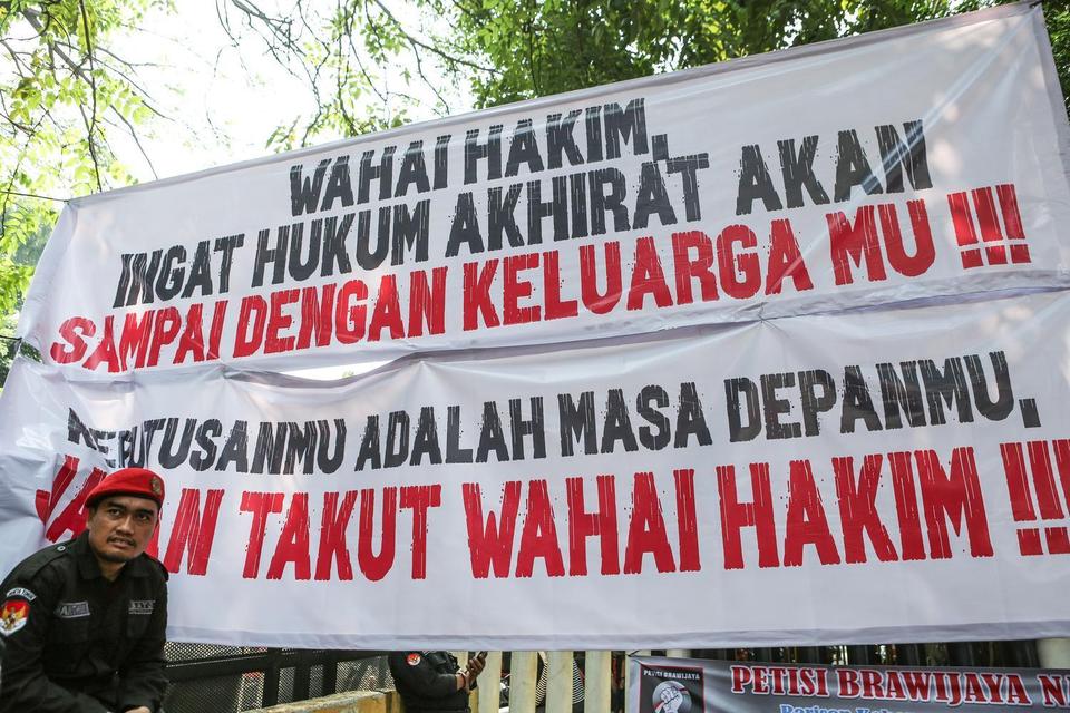 Sejumlah spanduk aksi dukungan untuk Hasto Kristiyanto dipasang di depan Pengadilan Tipikor, Jakarta, Jumat (25/7/2025). Aksi tersebut sebagai bentuk dukungan kepada Sekjen PDIP Hasto Kristiyanto yang menjalani sidang vonis terkait dugaan kasus menghalang