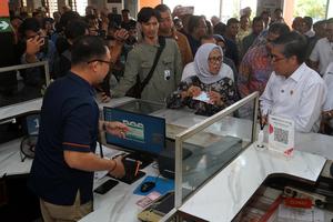 Menteri Ketenagakerjaan tinjau penyaluran BSU di Makassar