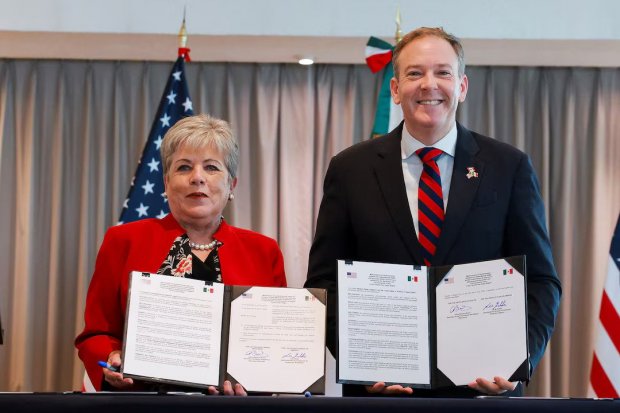 Menteri Lingkungan Hidup dan Sumber Daya Alam Meksiko, Alicia Barcena Ibarra, dan Administrator Badan Perlindungan Lingkungan AS (EPA), Lee Zeldin, me