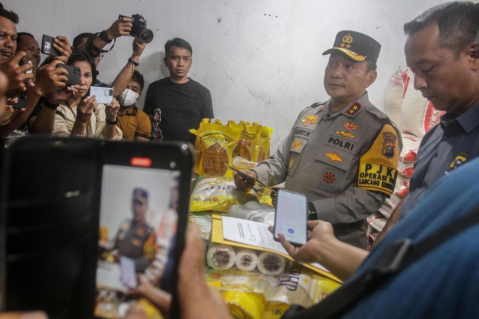 Kapolda Riau Irjen Pol Hery Heryawan (kedua kanan) didampingi Direktur Reserse Kriminal Khusus Kombes Ade Kuncoro (kanan) memberikan keterangan saat meninjau langsung lokasi praktik curang pengoplosan beras di Pekanbaru, Riau, Sabtu (26/7/2025). Direktora