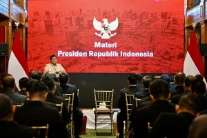 Presiden Prabowo Subianto saat bertemu profesional muda di Hambalang, Jawa Barat, Sabtu (27/7).