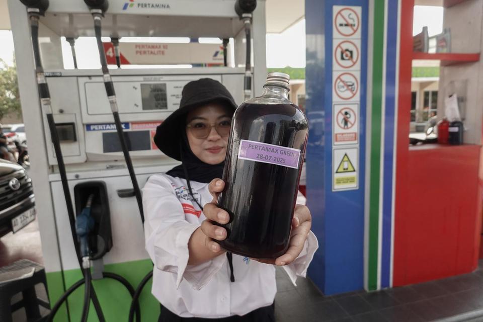 Petugas SPBU menunjukan contoh produk Pertamax Green 95 di SPBU 44.571.28 Pedaringan, Solo, Jawa Tengah, Senin (28/7/2025).Dari tujuh SPBU di Jateng dan DIY yang menjual Pertamax Green, Pertamina mencatat penjualan rata-rata mencapai 150 liter perhari di 