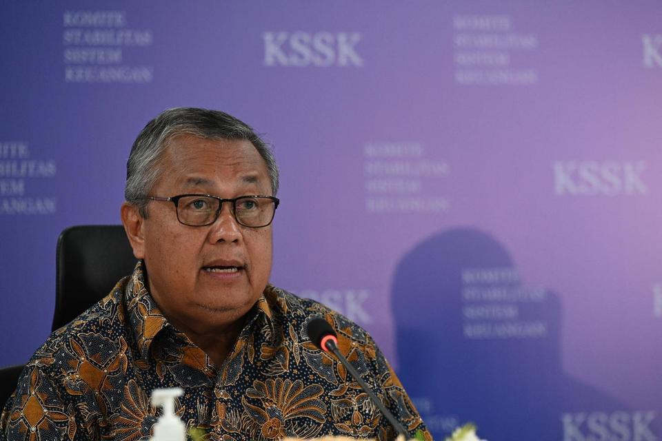 Gubernur Bank Indonesia (BI) Perry Warjiyo menyampaikan hasil rapat berkala Komite Stabilitas Sistem Keuangan (KSSK) di Kantor LPS, Jakarta, Senin (28/7/2025). 