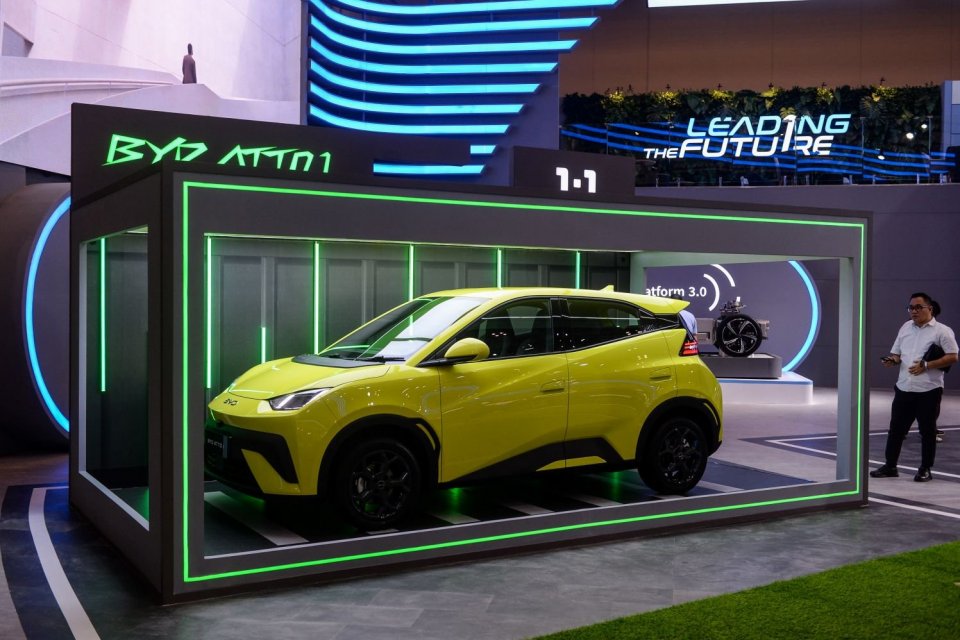 Pengunjung mengamati mobil listrik BYD Atto 1 pada pameran otomotif Gaikindo Indonesia International Auto Show (GIIAS) 2025 di Indonesia Convention Exhibition (ICE) BSD, Kabupaten Tangerang, Banten, Jumat (25/7/2025).