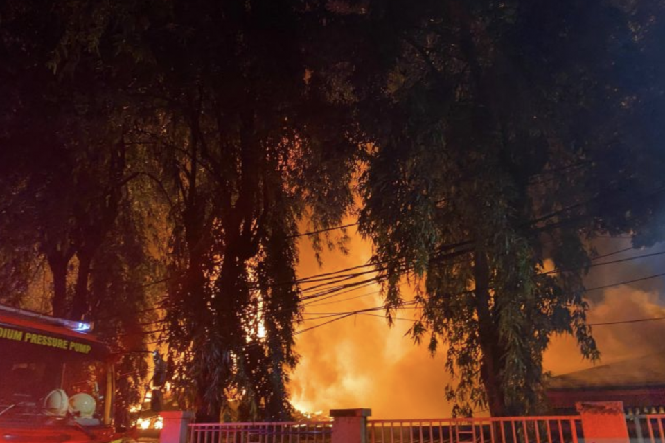 Kebakaran melanda Pasar Taman Puring pada Senin (28/7) sejak pukul 18.00 WIB.