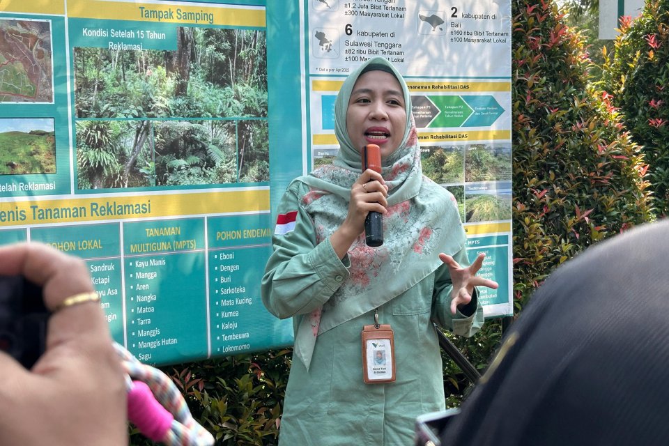 Junior Reclamation Engineer PT Vale Indonesia Nismayani di area lahan Sorowako, Sulawesi Selatan Sabtu (26/7) menjelaskan mengenai proses reklamasi yang saat ini sudah mencapai 65% dari 5.969 hektare lahan bukaan tambang.