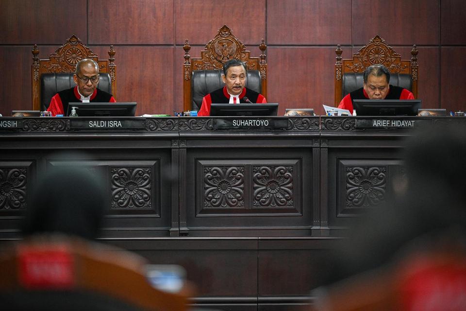 MK melarang pimpinan organisasi advokat merangkap menjadi pejabat negara,