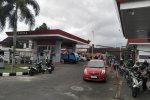 Antrean di SPBU Jalur Gumitir