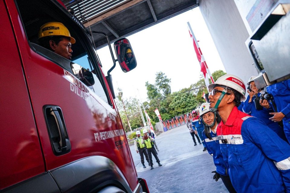 Direktur Rekayasa dan Infrastruktur Darat (RID) Pertamina Patra Niaga, Hari Purnomo pantau langsung pengisian BBM mobil tangki di Instalasi Surabaya Group, Rabu, (30/7).