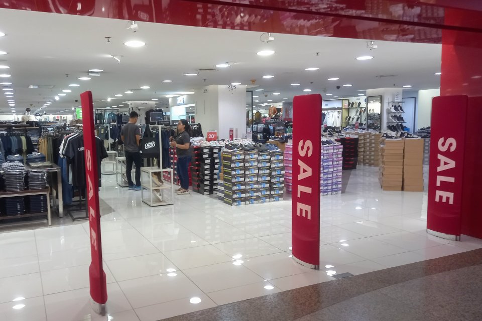 Pengunjung melihat pakaian yang dijual di pusat perbelanjaan di Jakarta, Rabu (30/7/2025). Badan Pusat Statistik (BPS) menilai fenomena “rojali” atau rombongan jarang beli belum tentu mencerminkan kemiskinan, namun tetap penting dipantau sebagai sinyal te