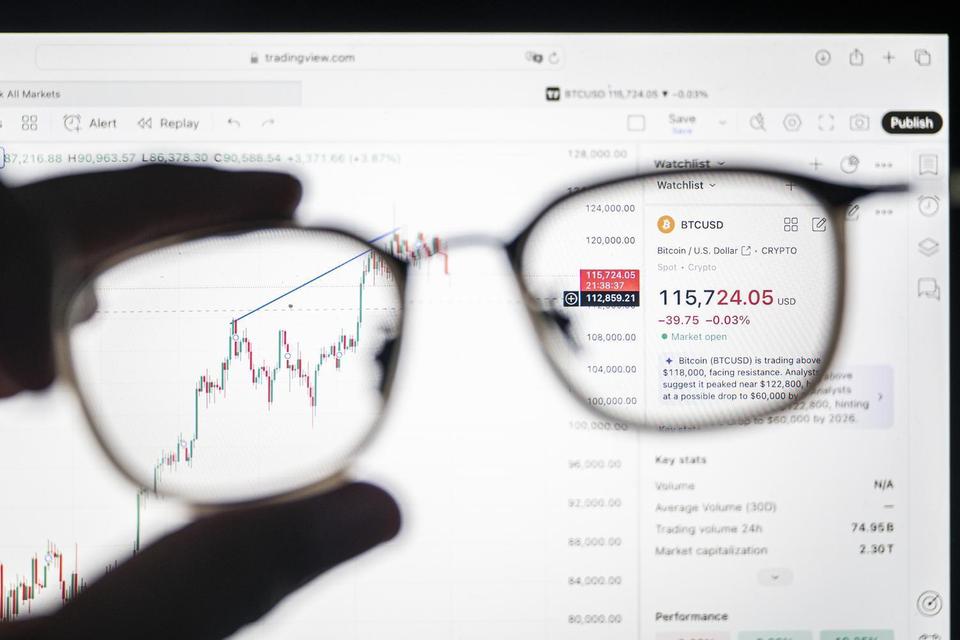 Warga mengamati pergerakan harga mata uang kripto Bitcoin (BTC) di Semarang, Jawa Tengah, Jumat (1/8/2025). Kementerian Keuangan melalui PMK Nomor 50 Tahun 2025 menetapkan tarif baru pajak aset kripto dengan PPh Pasal 22 final yaitu pungutan ditetapkan se