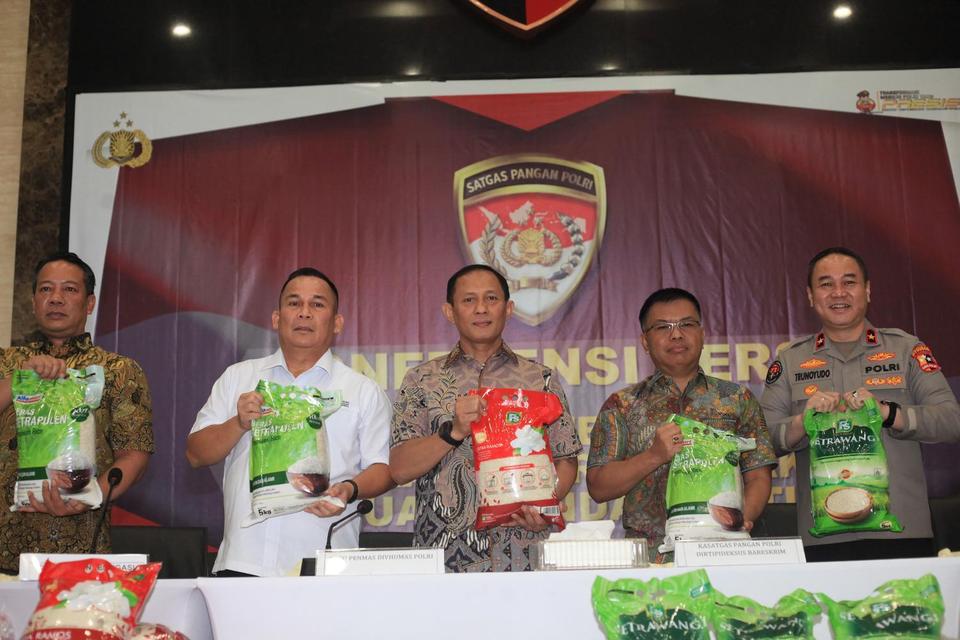 Karo Penmas Divhumas Polri Brigjen Pol Trunoyudo Wisnu Andiko (kanan), Kepala Satgas Pangan Polri yang juga Direktur Tindak Pidana Ekonomi Khusus (Dittipideksus) Bareskrim Polri Brigjen Pol Helfi Assegaf (tengah), Dirjen PKTN Kemendag Moga Simatupang (ked