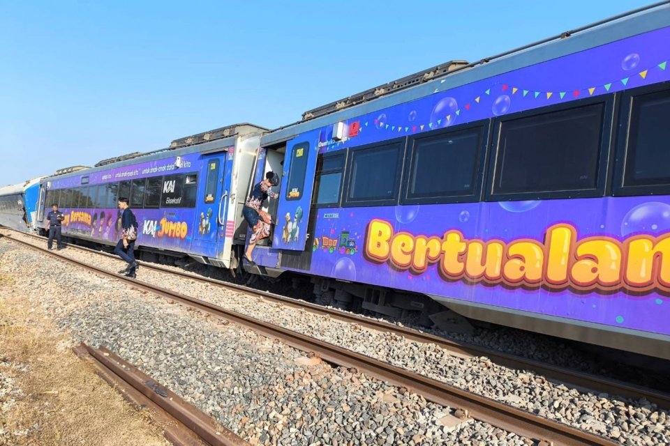 Petugas kereta api Argo Bromo Anggrek relasi Surabaya Pasar Turi-Gambir memeriksa kondisi gerbong yang mengalami anjlok di petak emplasemen Stasiun Pegaden Baru (PGB) wilayah Daop 3 Cirebon, Kabupaten Subang, Jawa Barat, Jumat (1/8).