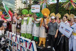 Parade budaya Jakarta World Folklore Festival 2025
