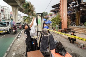 Kios Hangus Terbakar, Pedagang Pasar Taman Puring Berjualan di Trotoar (Foto: Katadata/Fauza Syahputra)
