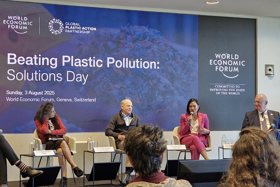 Tiza Mafira dari Dietplastik Indonesia mengusulkan solusi guna ulang sebagai solusi dari masyarakat sipil untuk mengatasi polusi plastik. Hal itu disampaikan Tiza dalam Beating Plastic Pollution: Solutions Day di World Economic Forum (WEF), Jenewa, Swiss,