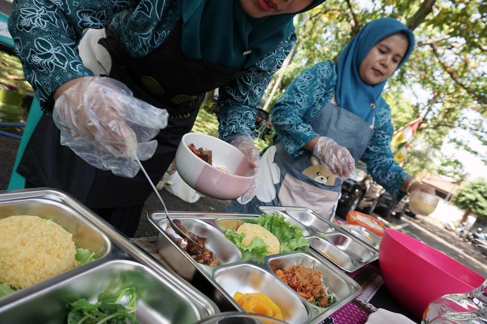 Peserta menyiapkan menu makanan saat mengikuti lomba cipta menu di Pendopo Kabupaten Batang, Jawa Tengah, Rabu (6/8/2025). Dalam rangka menyambut HUT ke-80 Kemerdekaan RI, sejumlah perwakilan masing-masing Tim Penggerak Pemberdayaan dan Kesejahteraan Kelu