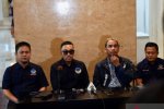 Kader Pertai NasDem masing-masing Bupati Kolaka Timur Abdul Azis (kiri) didampingi anggota DPR RI Ahmad Syahroni (dua kiri), dan Rudianto Lallo (dua k
