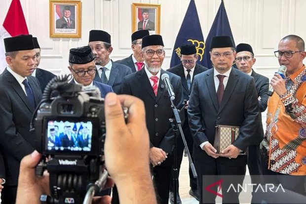 Komisioner LMKN Dedy Kurniadi (kedua dari kanan) beserta Dirjen Kekayaan Intelektual Kemenkum Razilu (tengah) saat ditemui usai acara pelantikan Komis