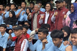 Menso Saifullah Yusuf (kedua kanan) dan Menkeu Sri Mulyani (tengah) berfoto bersama siswa ketika meninjau Sekolah Rakyat Menengah Atas 10 Jakarta Sela