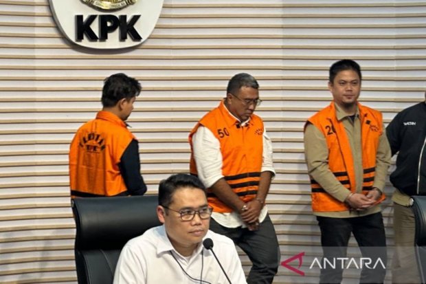 Pelaksana Tugas Deputi Penindakan dan Eksekusi Komisi Pemberantasan Korupsi Asep Guntur Rahayu (kiri) saat memperlihatkan tersangka kasus dugaan korup