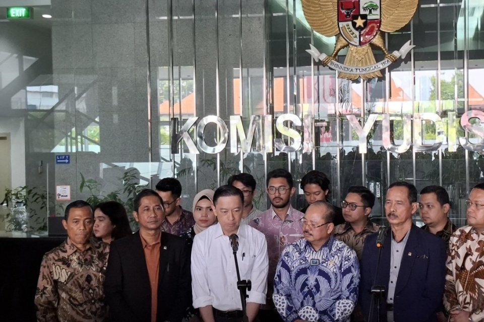 Menteri Perdagangan 2015-2016 Tom Lembong (kemeja putih) di Komisi Yudisial, Jakarta, Senin (11/8). Foto: Ade Rosman/Katadata