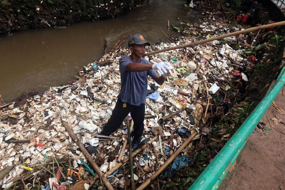 Warga secara swadaya membersihkan tumpukan sampah di Sungai Pesanggrahan, Bojonggede, Kabupaten Bogor, Jawa Barat, Selasa (12/8/2025). Menteri Lingkungan Hidup/Kepala Badan Pengendalian Lingkungan Hidup (KLH/BPLH), Hanif Faisol Nurofiq menyatakan akan me