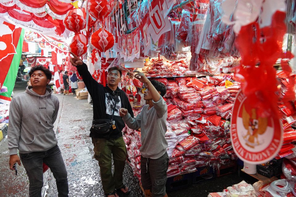 Penjualan pernak-pernik HUT ke-80 Republik Indonesia di Pasar Jatinegara (Foto: Katadata/Fauza Syahputra)