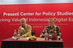 Policy and Program Director Prasasti Center for Policy Studies (Prasasti) Piter Abdullah (kiri) dan Research Director Prasasti Gundy Cahyadi (kiri) da