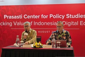 Policy and Program Director Prasasti Center for Policy Studies (Prasasti) Piter Abdullah (kiri) dan Research Director Prasasti Gundy Cahyadi (kiri) da